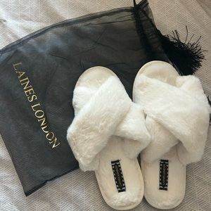 Laines London white slippers size M (fits 7-9)